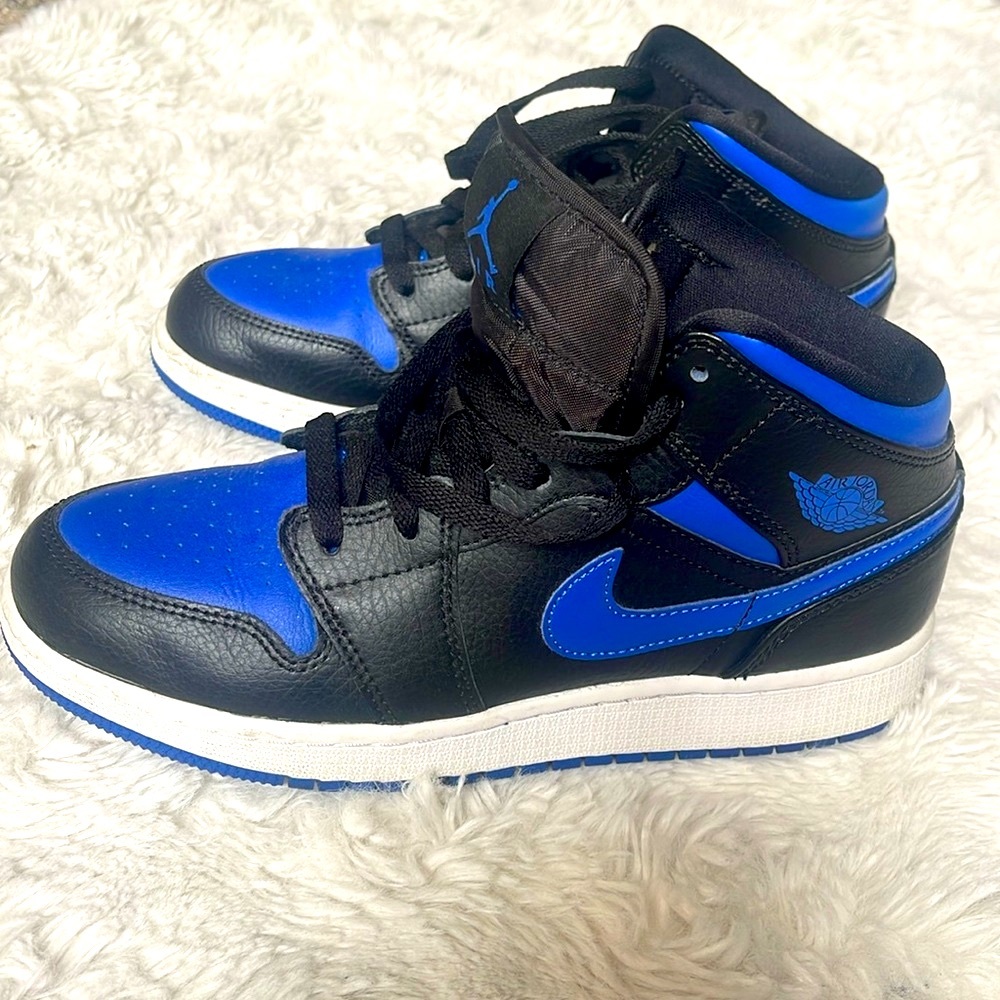 Jordan 1 Mid Royal💙 6.5Y; 8 Women’s